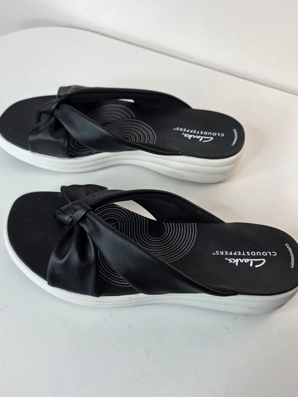 Clarks Cloudsteppers Cushionfit Black & White Thong Comfort Sandals Size 8.5